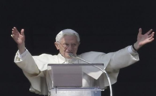 Papa Benedict al XVI-lea va avea o pensie de 2.500 de euro pe lună