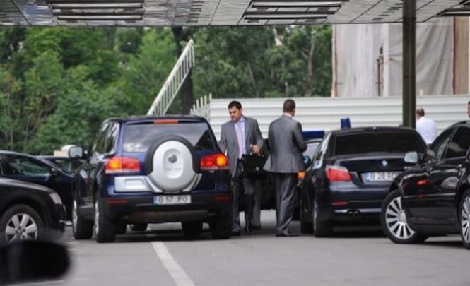 Senat: Interzis la maşini mai scumpe de 18.000 de euro pentru autorităţi şi instituţiile publice 