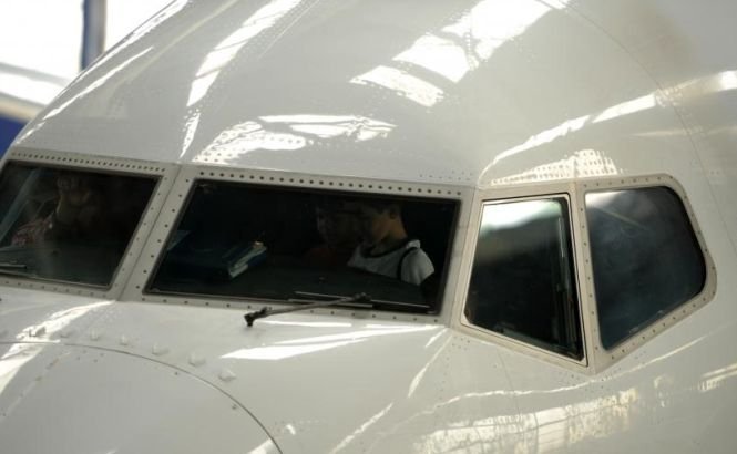Ce pedeapsă riscă pilotul Tarom prins beat la manşa unui avion de pasageri. Procesul românului începe astăzi în Marea Britanie