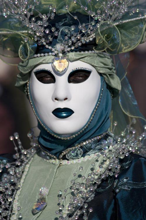 Intraţi în lumea fascinantă a Carnavalului de la Veneţia. Institutul Italian de Cultură vă învită la expoziţia de fotografie „Măşti la Veneţia” 193923