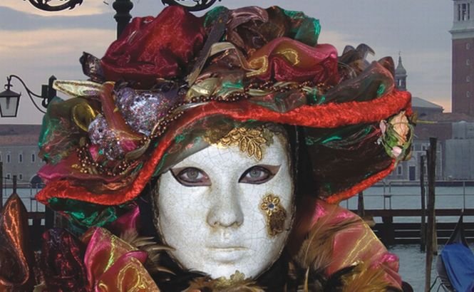 Intraţi în lumea fascinantă a Carnavalului de la Veneţia. Institutul Italian de Cultură vă învită la expoziţia de fotografie „Măşti la Veneţia”