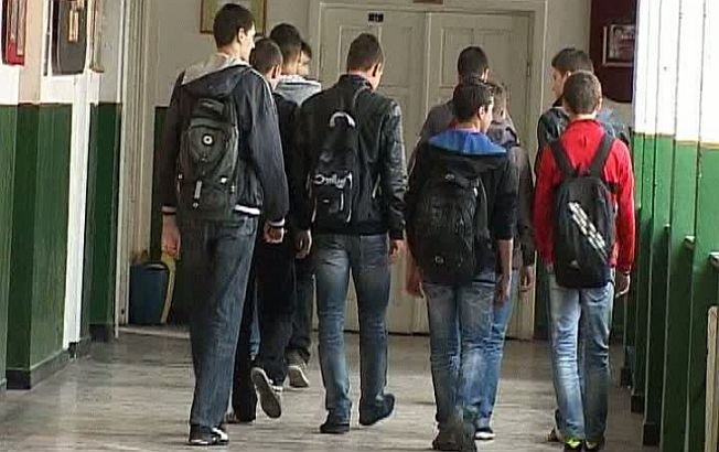 La doar o zi de la atacul mortal de la Târgovişte, alţi doi elevi au fost atacaţi cu cuţitele în apropierea liceului unde învăţau