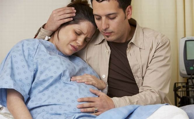 O femeie din Iaşi a intrat în comă şi a murit, după ce a născut. A stat 10 zile în travaliu şi i s-a refuzat cezariana