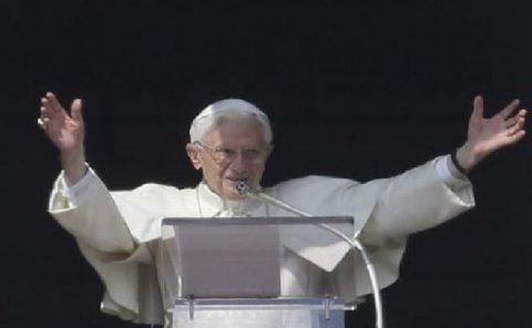 Papa Benedict al XVI-lea ar putea să aducă schimbări în privinţa alegerii unui nou Suveran