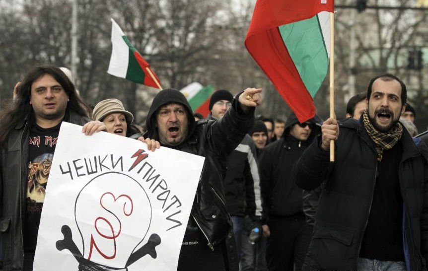 Demonstraţiile continuă în Bulgaria: Mii de manifestanţi au înconjurat sediul CEZ din Sofia  