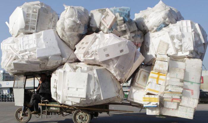 Nu-ţi va trece prin cap ce transporta acest şofer când a fost oprit de poliţişti. Toţi îl claxonau când treceau pe lângă el 194372