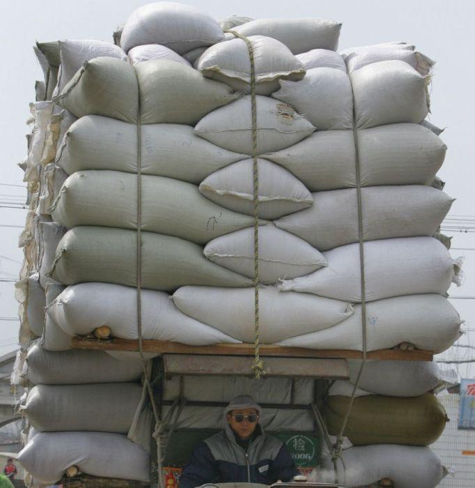 Nu-ţi va trece prin cap ce transporta acest şofer când a fost oprit de poliţişti. Toţi îl claxonau când treceau pe lângă el 194373