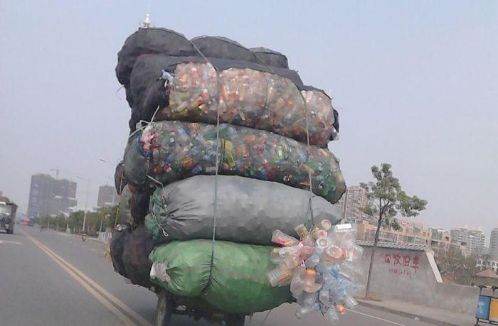Nu-ţi va trece prin cap ce transporta acest şofer când a fost oprit de poliţişti. Toţi îl claxonau când treceau pe lângă el 194375