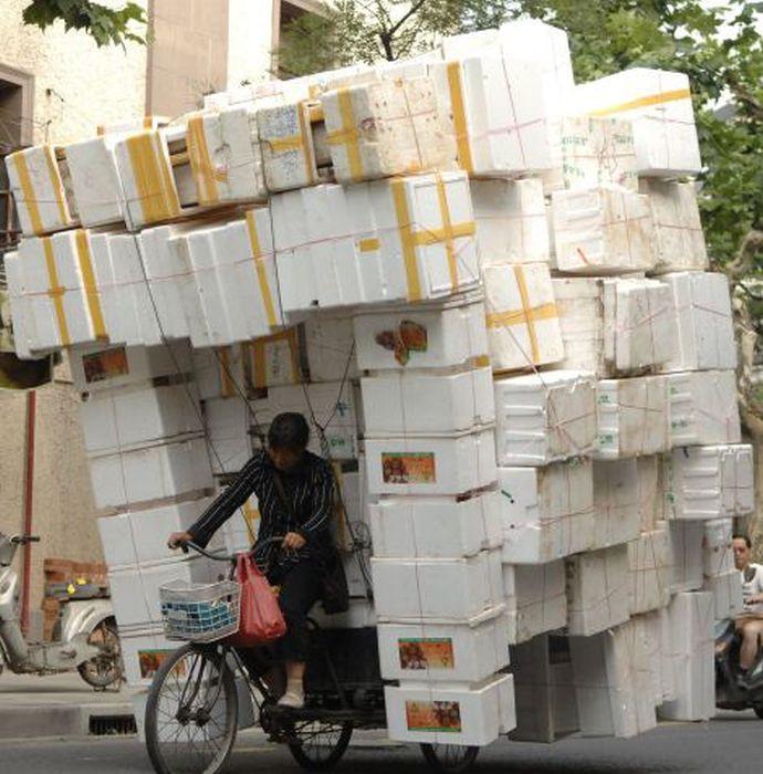 Nu-ţi va trece prin cap ce transporta acest şofer când a fost oprit de poliţişti. Toţi îl claxonau când treceau pe lângă el 194377