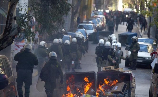 Protest violent în faţa Parlamentului din Atena. Forţele de ordine, nevoite să folosească gaze lacrimogene pentru a-i calma pe protestatari