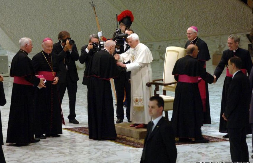 Raportul exploziv &quot;Vatileaks&quot;: Dezvălurile privind clericii homosexuali, posibil la orginea demisiei Papei Benedict