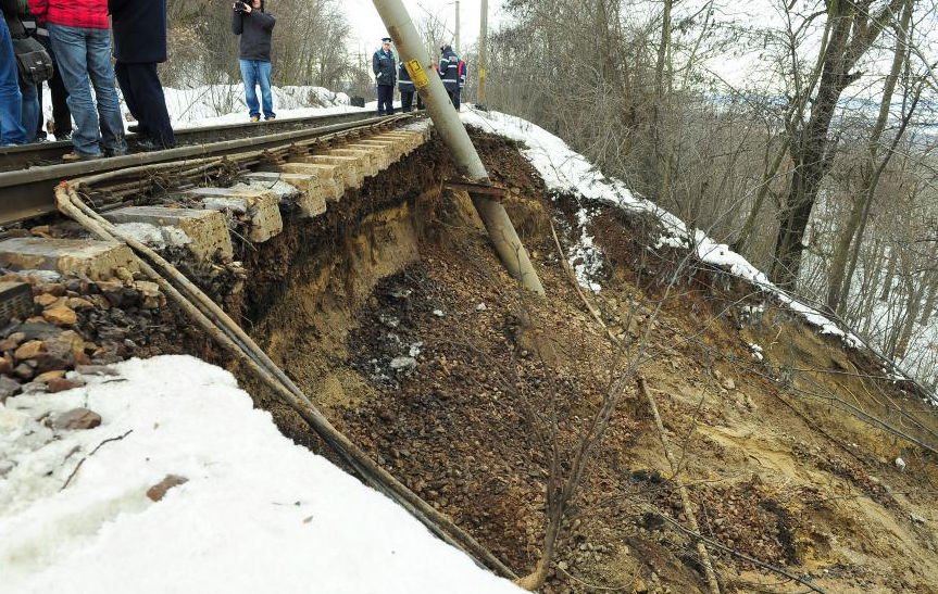 Trafic feroviar blocat între Galaţi şi Bârlad. Alunecările de teren au distrus calea ferată