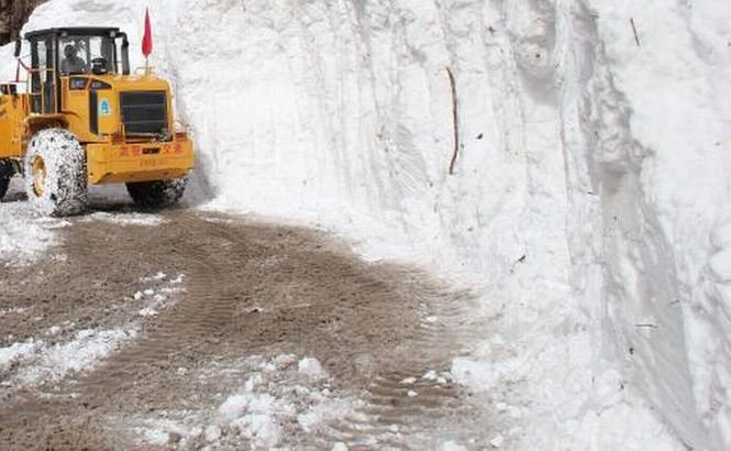 Zăpada le provoacă probleme serioase vecinilor din Ungaria. Ninsorile abundente au îngreunat raficul aerian şi rutier
