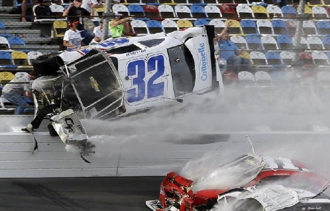 Accident la Nascar. 28 de persoane au fost rănite după ce mai multe maşini au trecut de grilajul de securitate 194878
