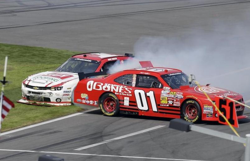 Accident la Nascar. 28 de persoane au fost rănite după ce mai multe maşini au trecut de grilajul de securitate 194880