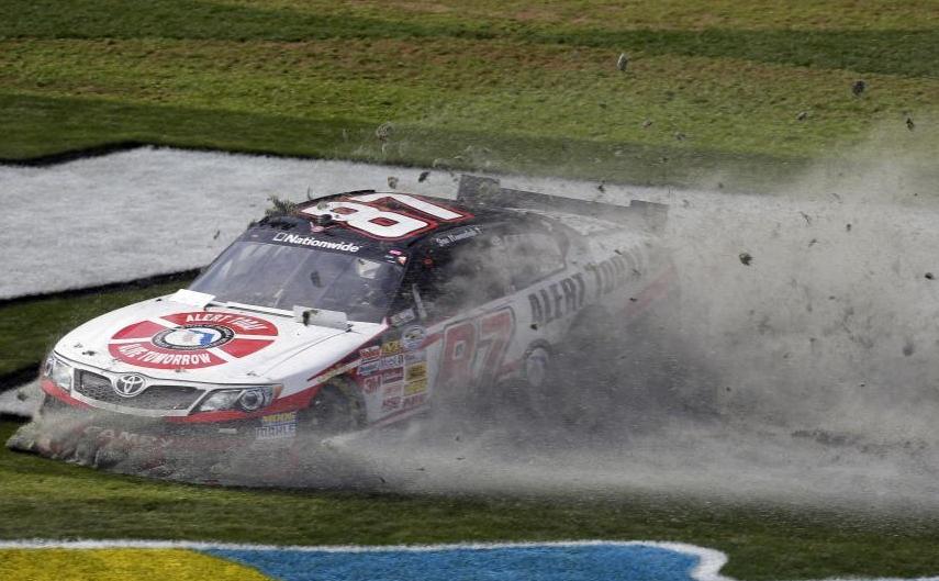 Accident la Nascar. 28 de persoane au fost rănite după ce mai multe maşini au trecut de grilajul de securitate 194881