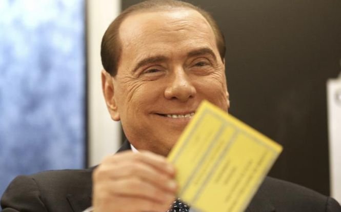 Ce a păţit Berlusconi când se ducea la vot. Trei femei dezbrăcate s-au năpustit asupra lui