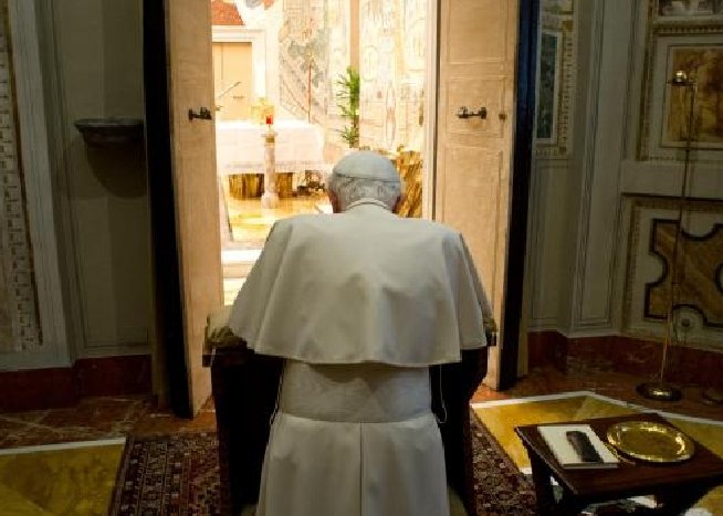 Papa Benedict al XVI-lea: Dumnezeu mi-a cerut să mă dedic şi mai mult rugăciunii şi meditaţiei