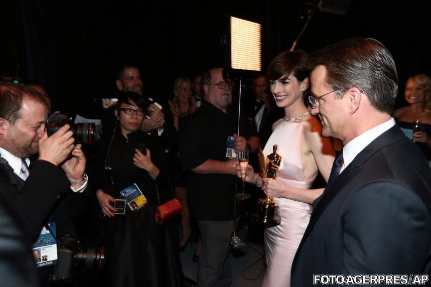 GALERIE FOTO cu cele mai îndrăzneţe apariţii de pe covorul roşu. Ce au purtat vedetele la Gala Premiilor Oscar 195034