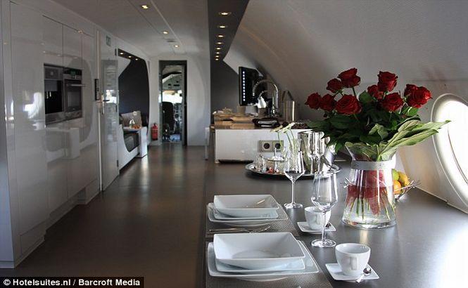 Vezi ce a făcut un olandez dintr-un avion Ilyushin II-18 195348