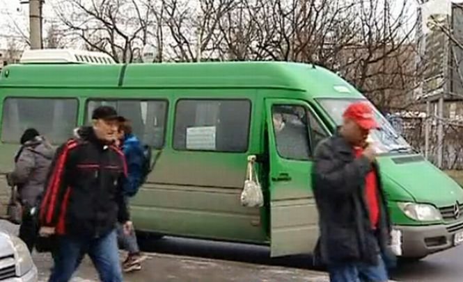 Condiţiile inumane în care fac naveta sute de copii din jurul Bucureştiului. Nereguli grave la firmele de transport