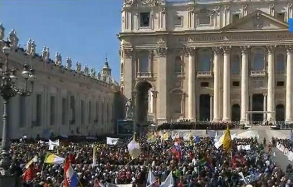 Mii de oameni, în Piaţa Sfântul Petru pentru ultima audienţă a Papei. Sfântul Părinte evocă &quot;apele agitate&quot; din perioada Pontificatului său
