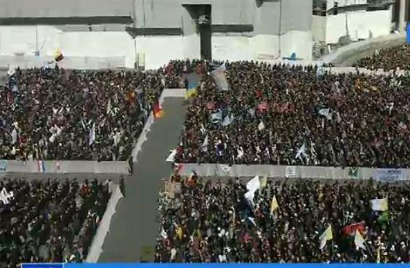 Mii de oameni, în Piaţa Sfântul Petru pentru ultima audienţă a Papei. Sfântul Părinte evocă "apele agitate" din perioada Pontificatului său 195544