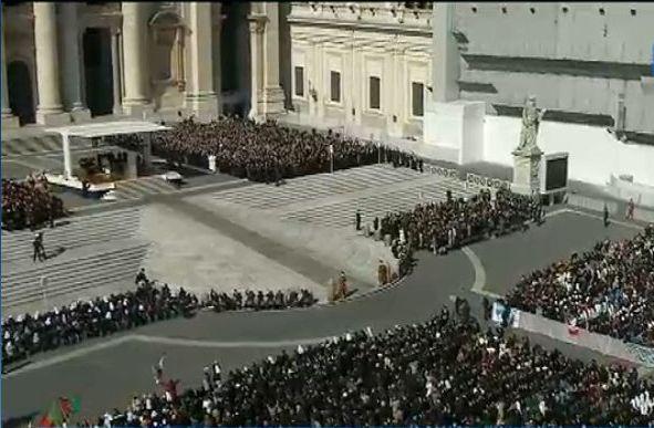 Mii de oameni, în Piaţa Sfântul Petru pentru ultima audienţă a Papei. Sfântul Părinte evocă "apele agitate" din perioada Pontificatului său 195547
