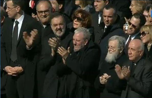 Mii de oameni, în Piaţa Sfântul Petru pentru ultima audienţă a Papei. Sfântul Părinte evocă "apele agitate" din perioada Pontificatului său 195551