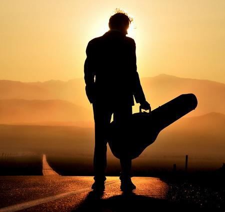 Siluete surprinse de obiectivul aparatului în razele apusului de soare 195496