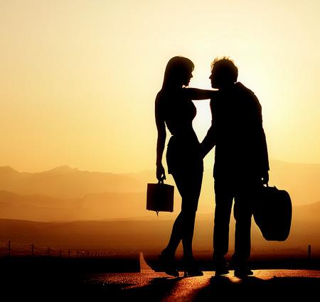 Siluete surprinse de obiectivul aparatului în razele apusului de soare 195499