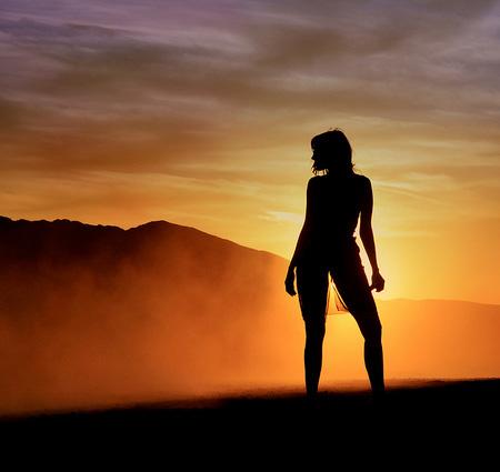 Siluete surprinse de obiectivul aparatului în razele apusului de soare 195501