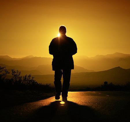 Siluete surprinse de obiectivul aparatului în razele apusului de soare 195502