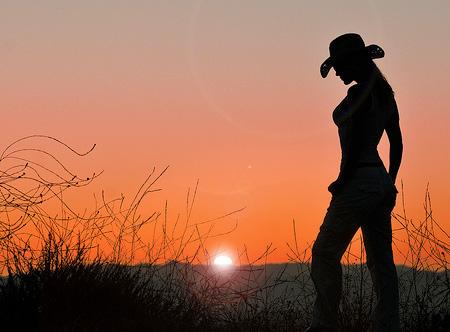 Siluete surprinse de obiectivul aparatului în razele apusului de soare 195505