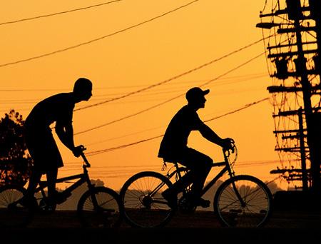 Siluete surprinse de obiectivul aparatului în razele apusului de soare 195508