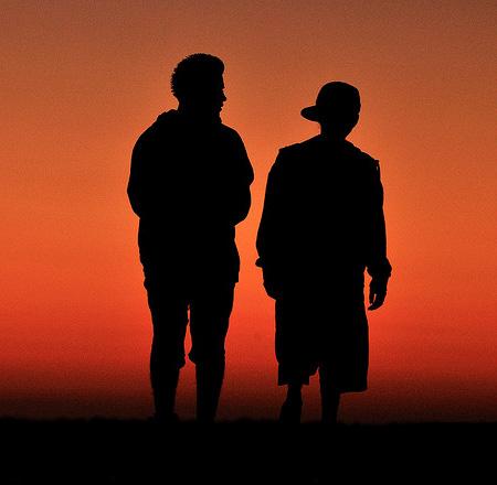 Siluete surprinse de obiectivul aparatului în razele apusului de soare 195509