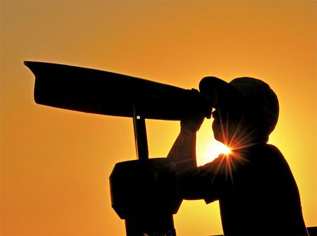 Siluete surprinse de obiectivul aparatului în razele apusului de soare 195510