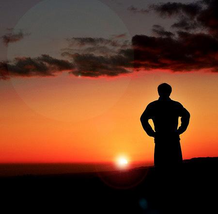 Siluete surprinse de obiectivul aparatului în razele apusului de soare 195511