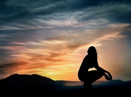 Siluete surprinse de obiectivul aparatului în razele apusului de soare 195512