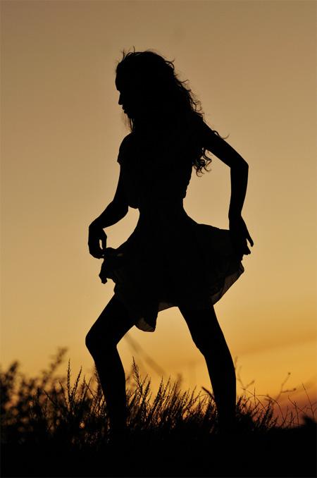 Siluete surprinse de obiectivul aparatului în razele apusului de soare 195515