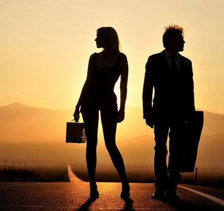 Siluete surprinse de obiectivul aparatului în razele apusului de soare 195516