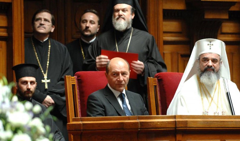 Traian Băsescu: Dumnezeu mă iubeşte. Radu Tudor: Dumnzeule mare, de ce tocmai pe el l-ai iertat de atâtea ori!