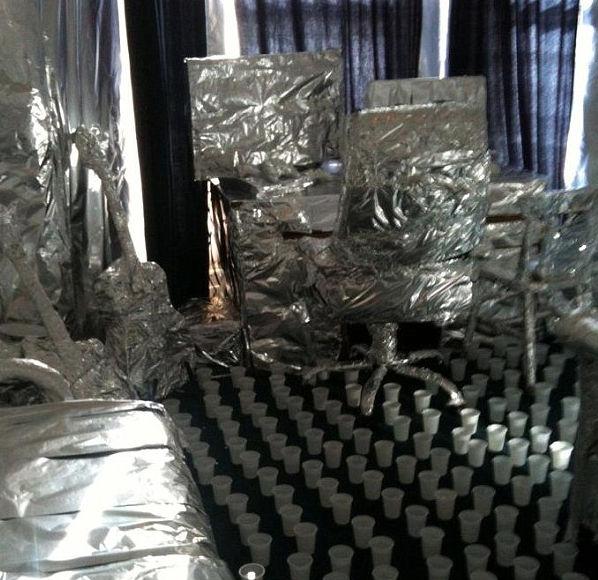 Cea mai tare farsă studenţească! Colegii i-au împachetat toată camera în folie de aluminiu 195743