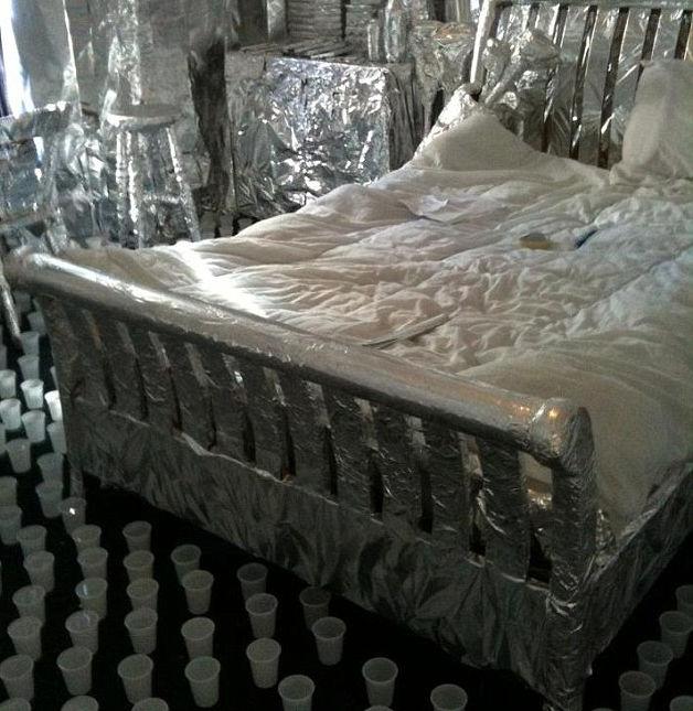 Cea mai tare farsă studenţească! Colegii i-au împachetat toată camera în folie de aluminiu 195744