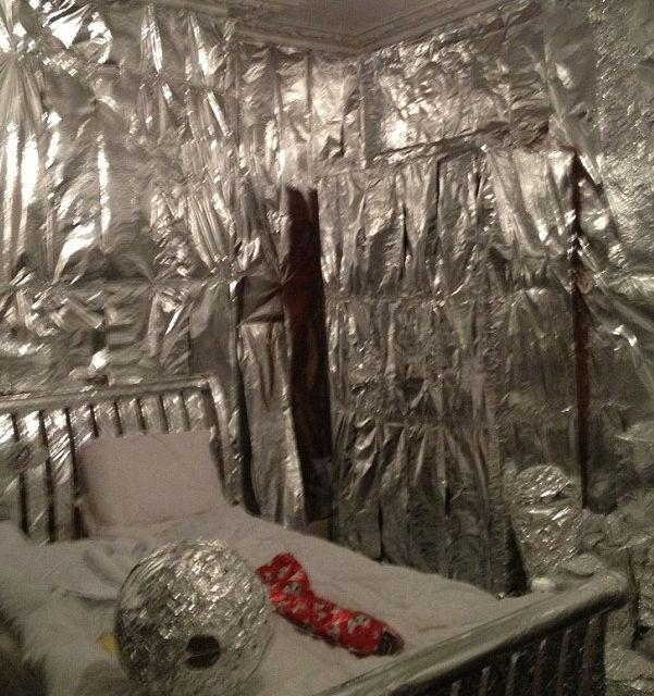 Cea mai tare farsă studenţească! Colegii i-au împachetat toată camera în folie de aluminiu 195745