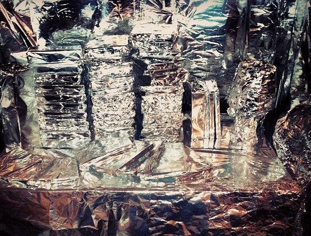 Cea mai tare farsă studenţească! Colegii i-au împachetat toată camera în folie de aluminiu 195746