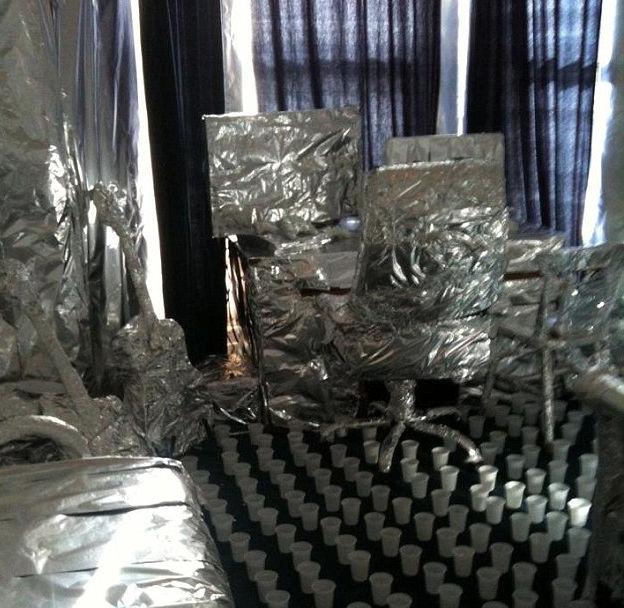Cea mai tare farsă studenţească! Colegii i-au împachetat toată camera în folie de aluminiu 195747