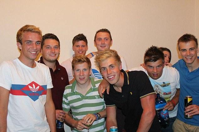 Cea mai tare farsă studenţească! Colegii i-au împachetat toată camera în folie de aluminiu 195748