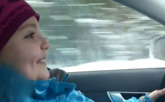 Cei mai inconştienţi părinţi din lume. O fetiţă de 8 ani conduce pe un drum îngheţat, cu 100 km/oră
