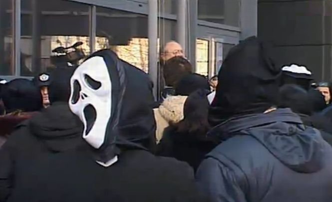 Protest mascat la poştă. Sute de poştaşi au ieşit în stradă, nemulţumiţi de tăierile salariale